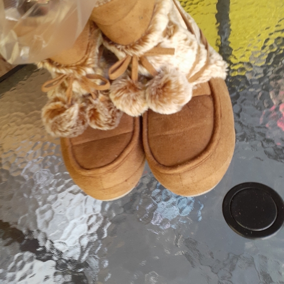 Brown and tan fuzzy comfortable boots - Picture 7 of 9